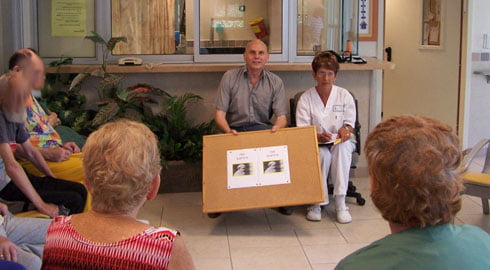 קבוצת סוקרטס במחלקה הפסיכוגריאטרית, בתמונה: האחות אילדיקו היפק ופרופ' לוין מחזיק בשלט קפה סוקרטס
