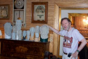 סיי אנטלמן ומסכות חימר של קשישים פרי מעשה ידו