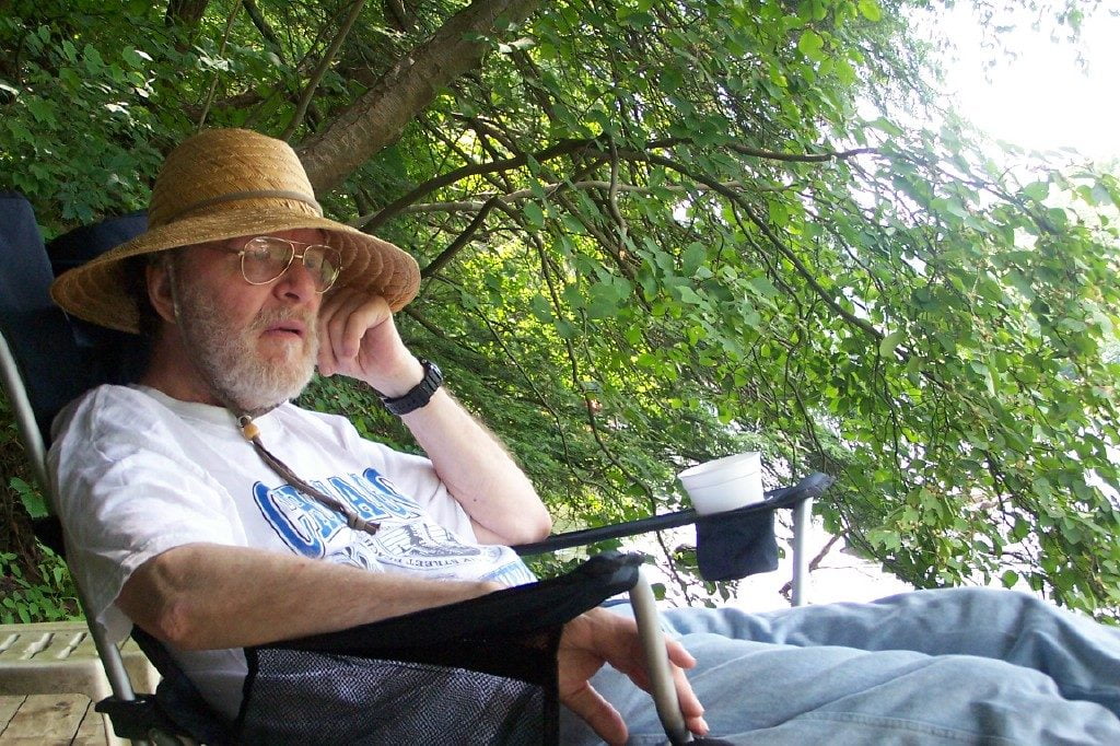 סיי אנטלמן ברגעי התרגעות משקיף אל הנהר בצילם של עצים גבוהים