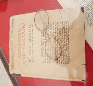 תמונה שמכילה טקסט, מכשירי כתיבה, מעטפה התיאור נוצר באופן אוטומטי