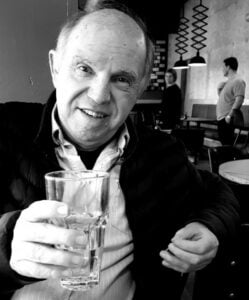 תמונה שמכילה אדם, שולחן, בתוך מבנה, יושב התיאור נוצר באופן אוטומטי