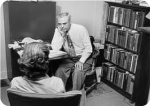 תמונה שמכילה לבוש, אדם, ארגז ספרים, רהיטים התיאור נוצר באופן אוטומטי