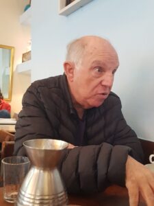 תמונה שמכילה אדם, קיר, בתוך מבנה, לבוש