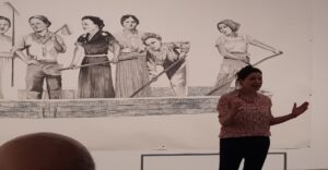 תמונה שמכילה לבוש, קיר, אדם, פני אדם התיאור נוצר באופן אוטומטי