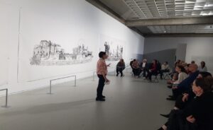 תמונה שמכילה הנעלה, לבוש, גלריה, קיר התיאור נוצר באופן אוטומטי