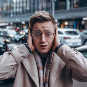 תמונה שמכילה אדם, פני אדם, לבוש, מכונית התיאור נוצר באופן אוטומטי