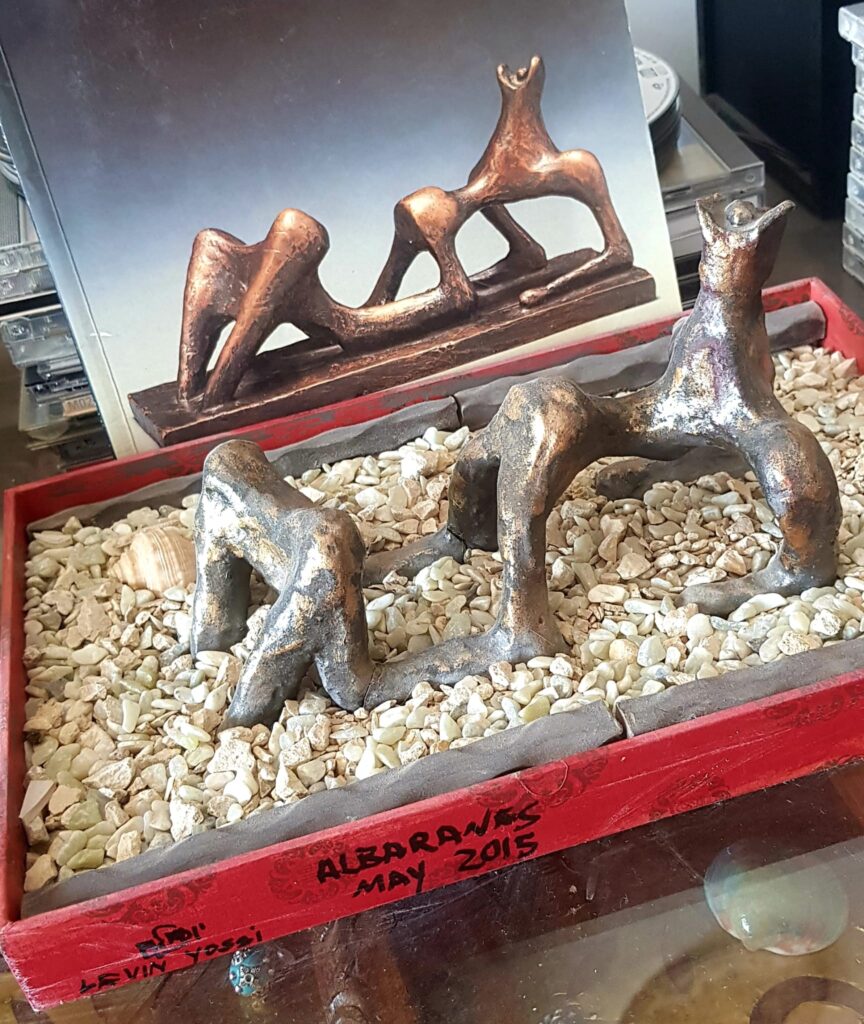 מחווה להנרי מור - קרמיקה צבועה בצבעי אקריליק ולכה מבריקה